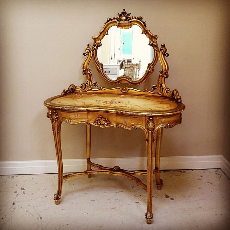 5. The Cosgrove Dressing Table Mirror 5 Best Vintage Designs of